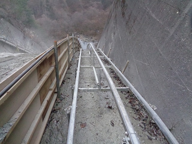 砂防ダム・治山工事での資材搬送イメージ